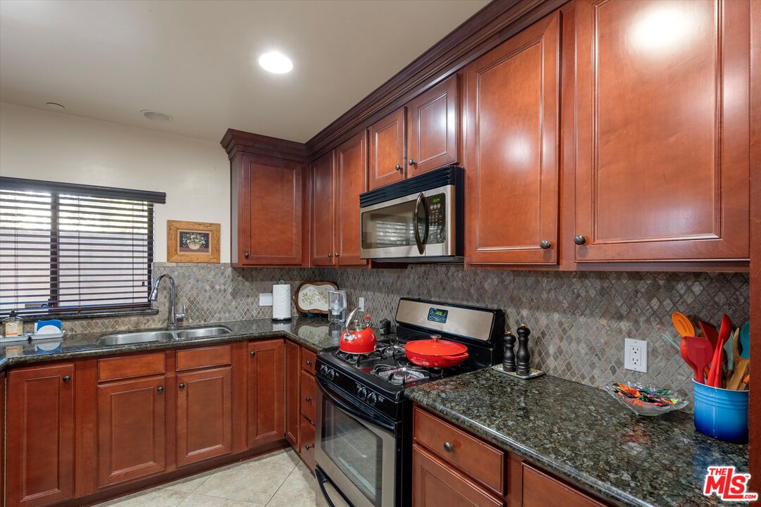 7123 Greeley Street, Unit 102 Tujunga, CA 91042 - Photo 5 of 35