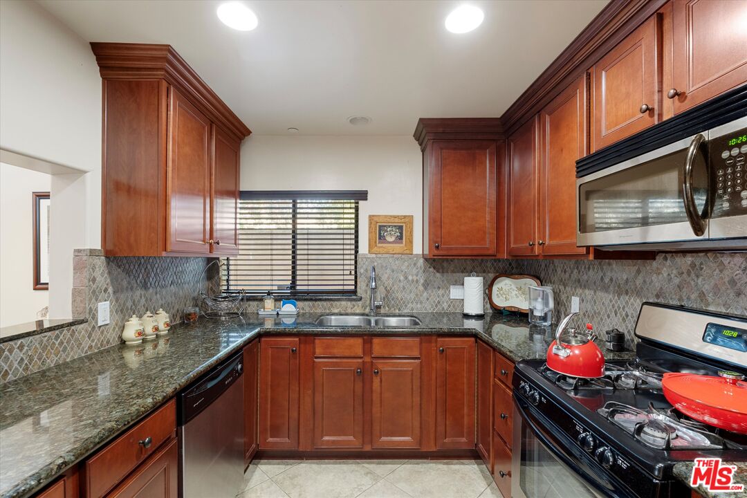 7123 Greeley Street, Unit 102 Tujunga, CA 91042 - Photo 9 of 35