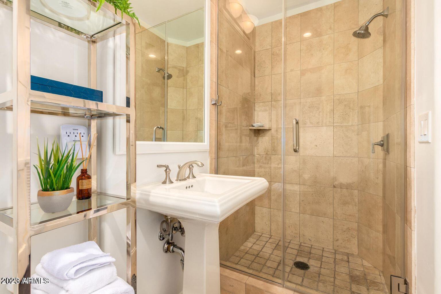 8 Biltmore Estate, Unit 114 Phoenix, AZ 85016 - Photo 15 of 28 Guest Bathroom