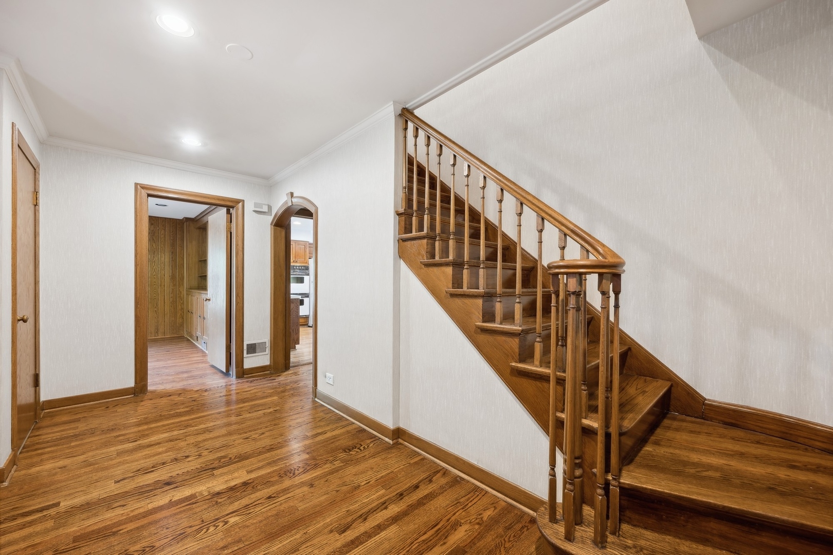 1077 Elm Ridge Drive Glencoe, IL 60022 - Photo 2 of 36 Gallery Image 2