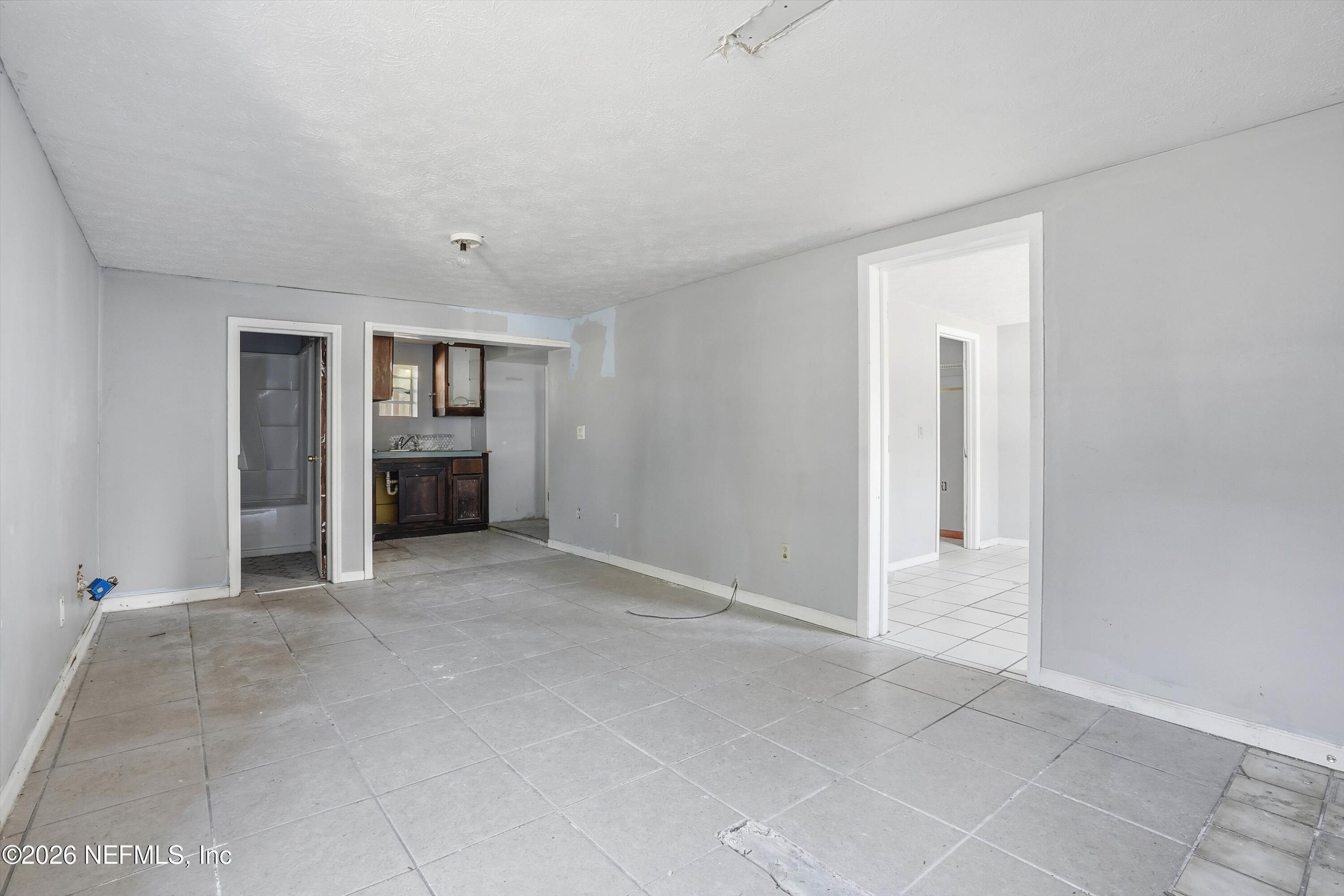 27 Julia Street St. Augustine, FL 32084 - Photo 7 of 46 an empty room with a natural light