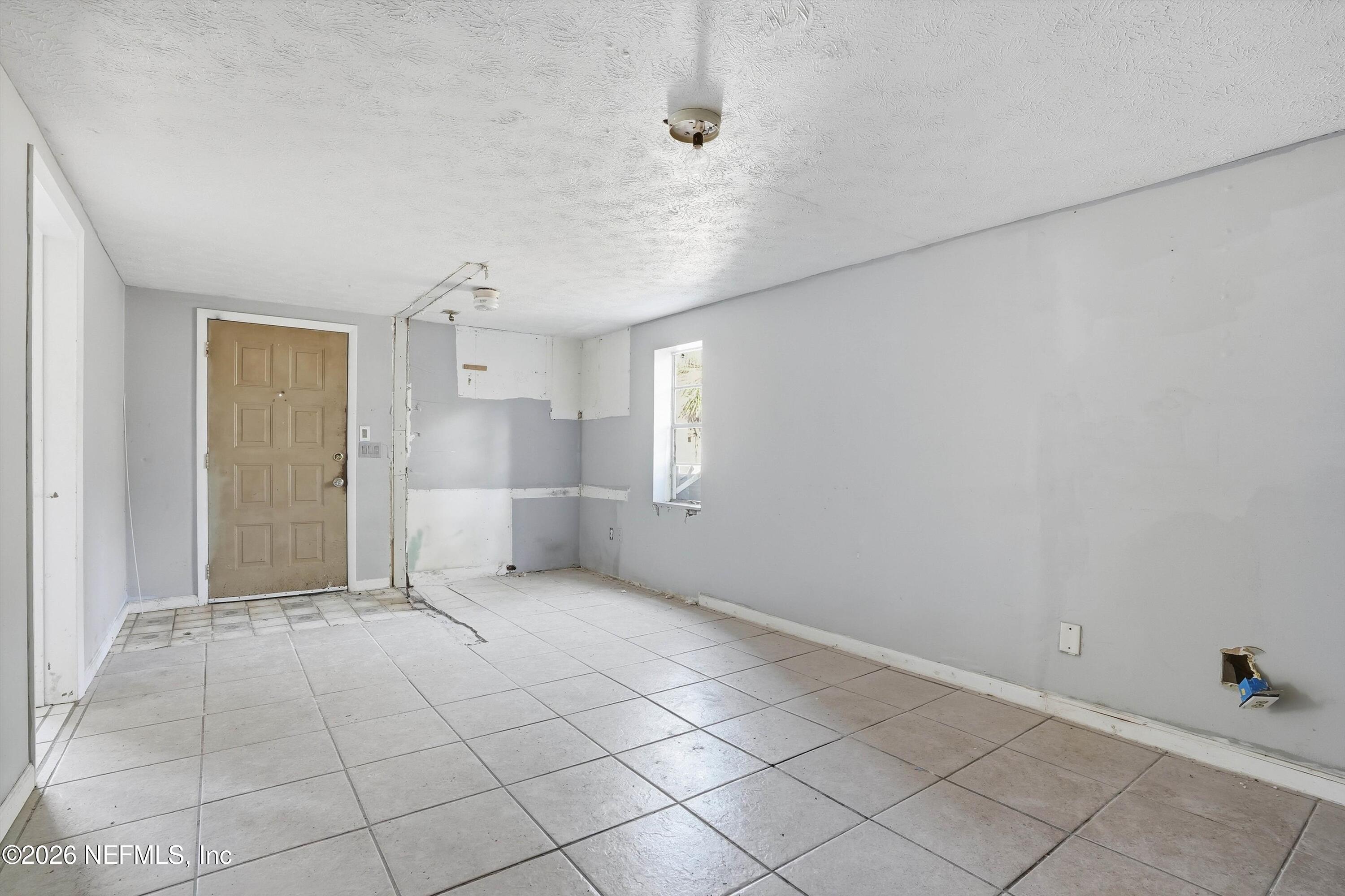 27 Julia Street St. Augustine, FL 32084 - Photo 8 of 46 an empty room with a empty space and windows