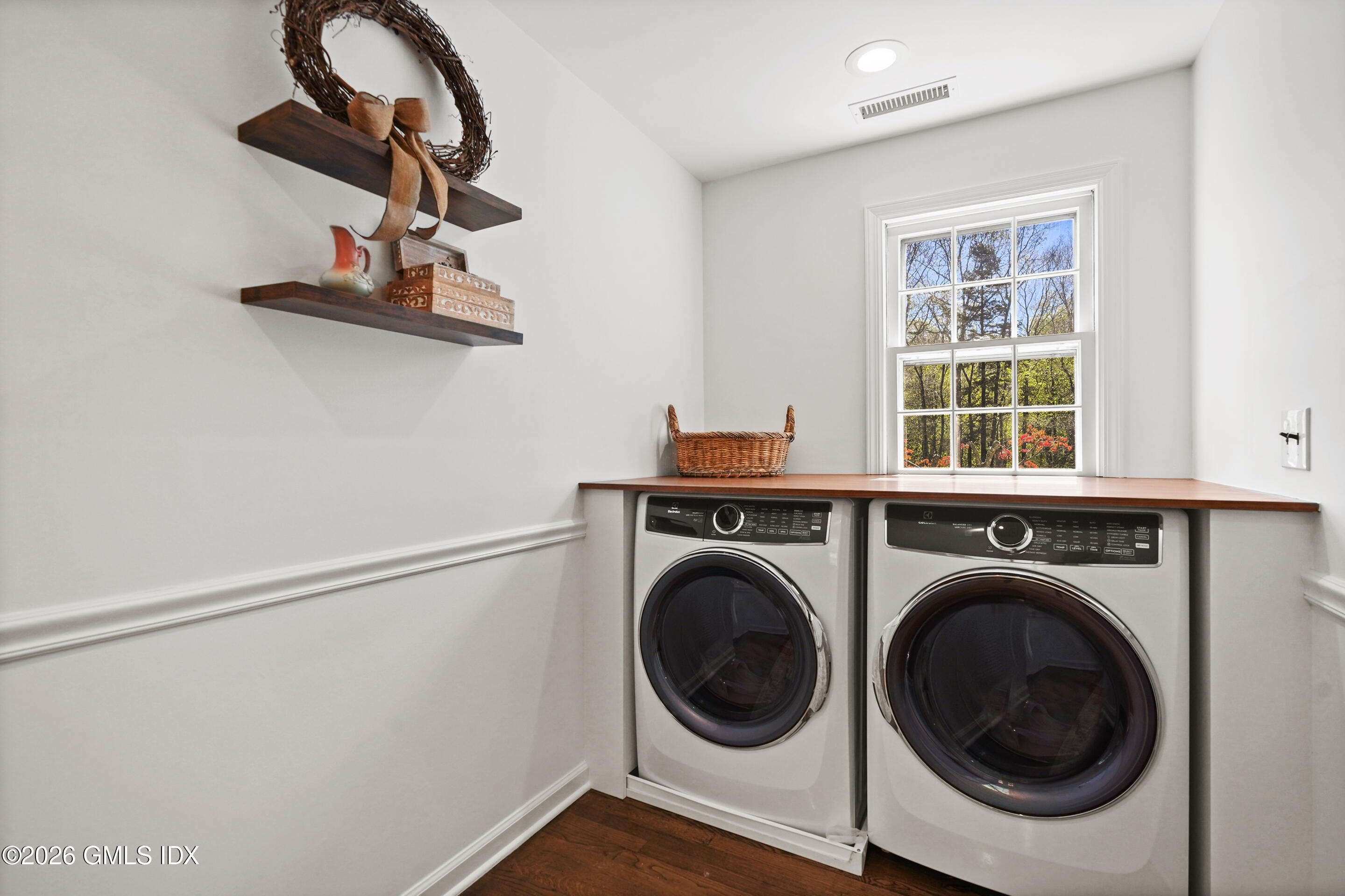 118 Butternut Hollow Road Greenwich, CT 06830 - Photo 31 of 44 a utility room with dryer and washer