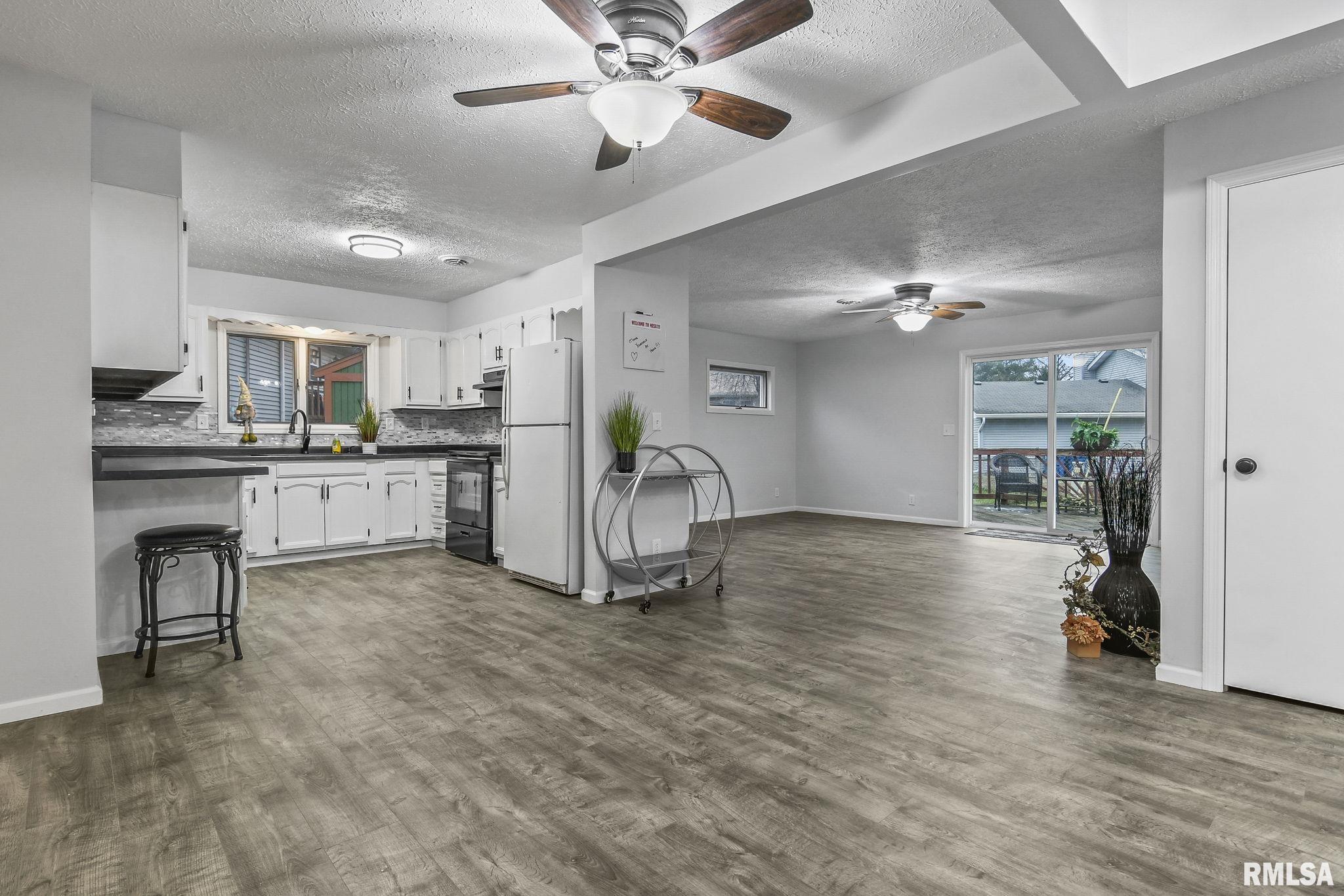 105 Mesa Road Springfield, IL 62702 - Photo 8 of 34