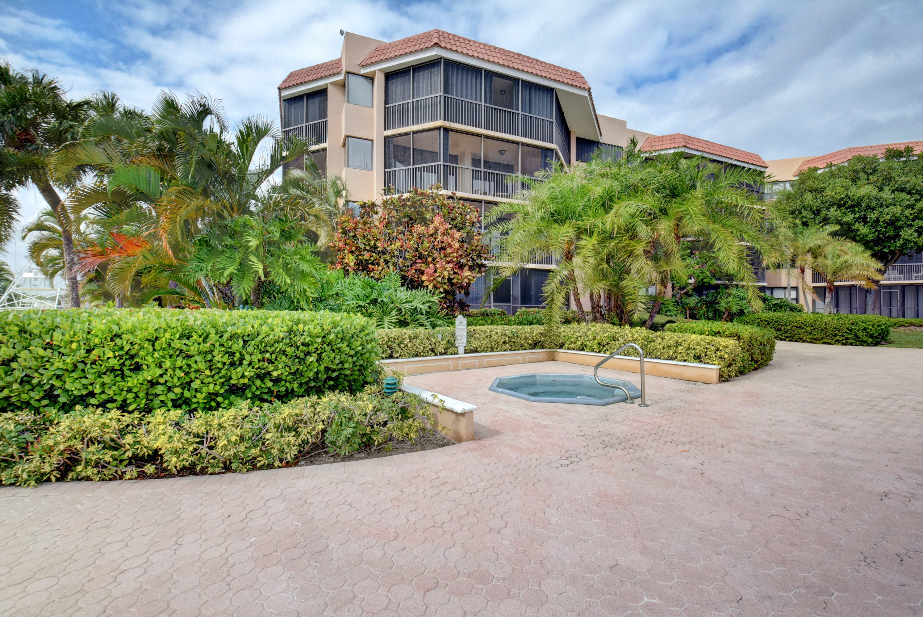 800 Jeffery Street, Unit 207 Boca Raton, FL 33487 - Photo 36 of 40 Jaquzzi