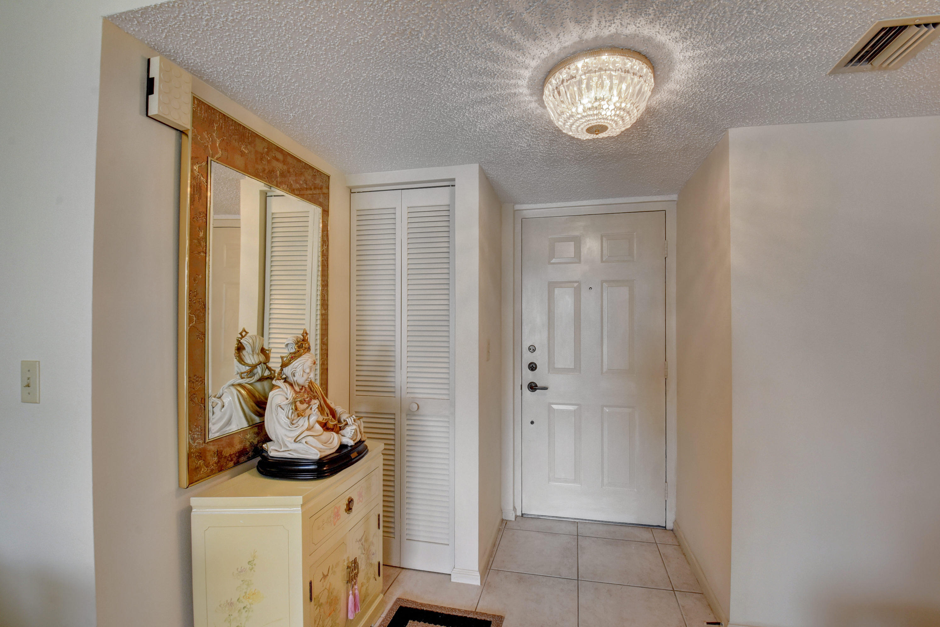 800 Jeffery Street, Unit 207 Boca Raton, FL 33487 - Photo 5 of 40 Foyer