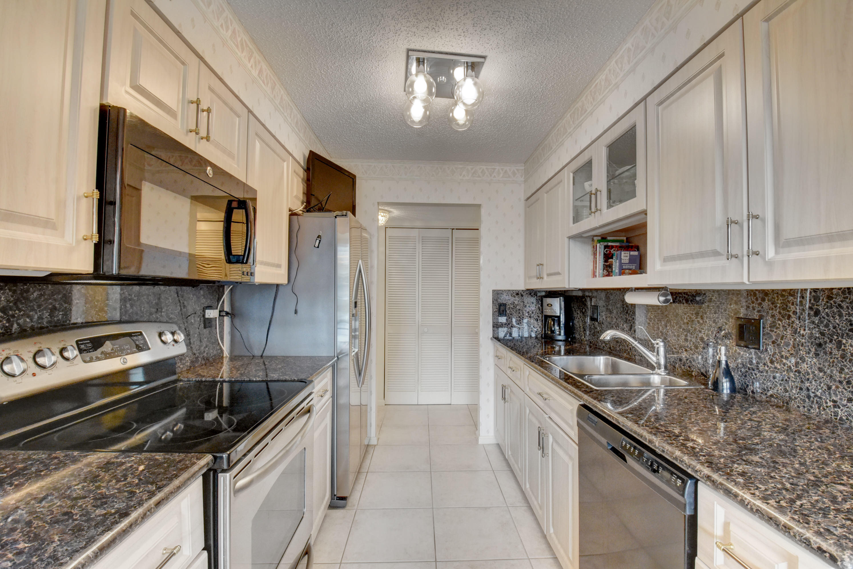 800 Jeffery Street, Unit 207 Boca Raton, FL 33487 - Photo 7 of 40 Kitchen 2