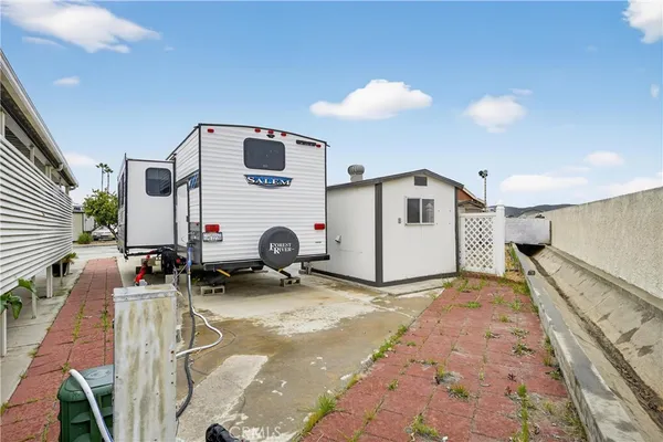 a view of a house with backyard