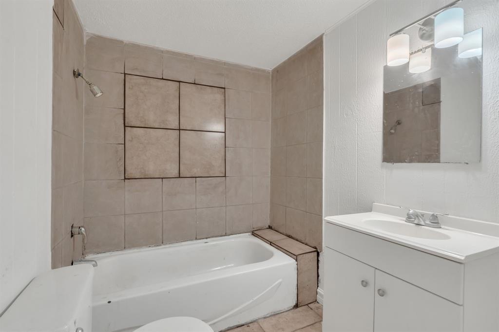 84 Natchez Road Pottsboro, TX 75076 - Photo 27 of 37 a bathroom with a bathtub and a sink