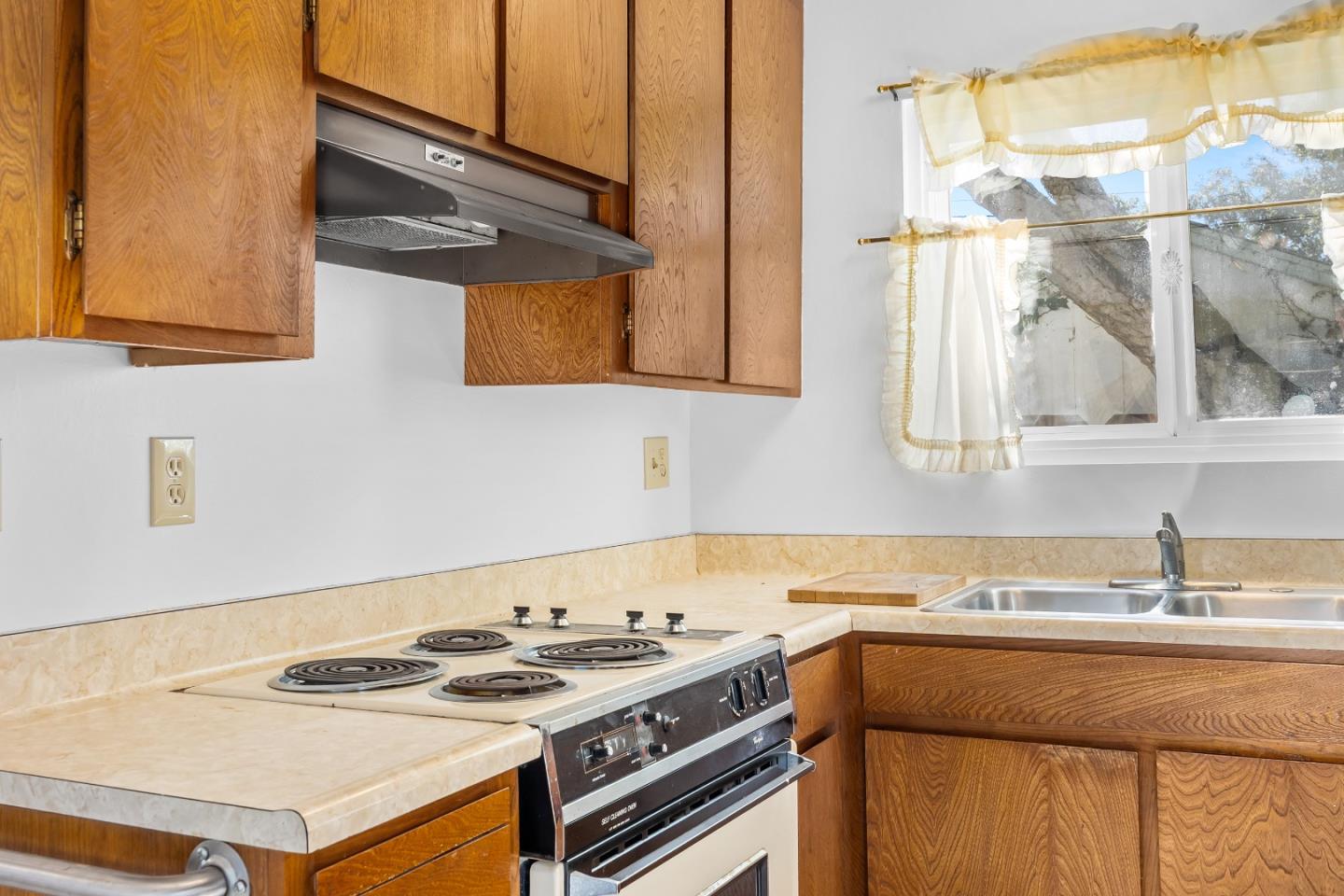 514 6th Street Pacific Grove, CA 93950 - Photo 12 of 35