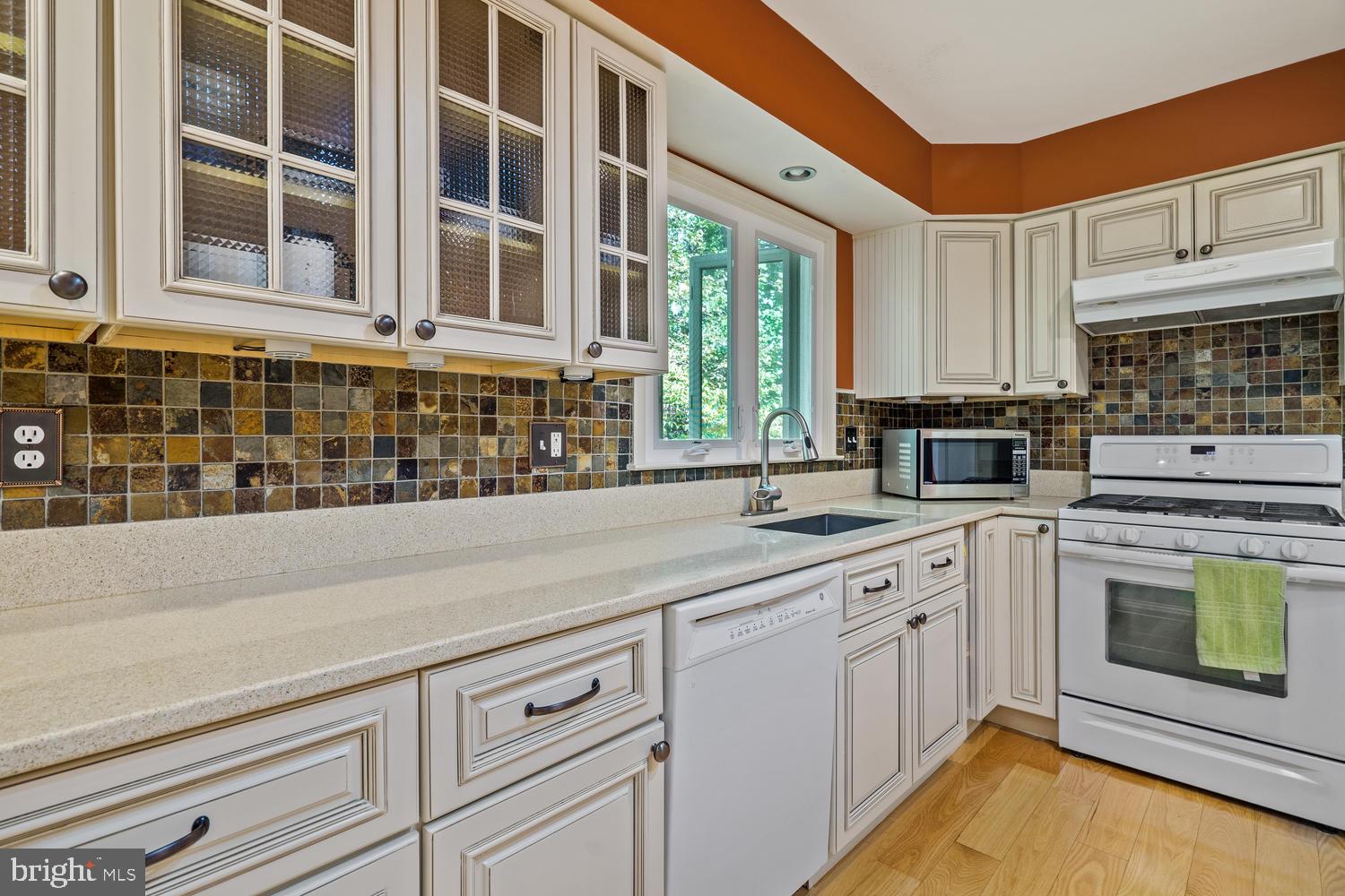 112 Finale Terrace Silver Spring, MD 20901 - Photo 14 of 33 Custom Backsplash & 5-Burner Gas Stove/Oven