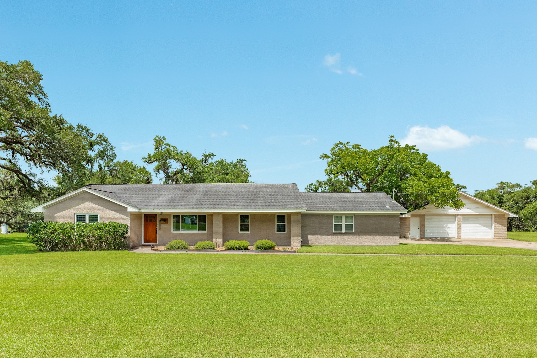 511 Edgewater Street Clute, TX 77531 - Photo 2 of 43