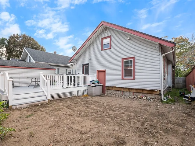 a view of a house with backyard