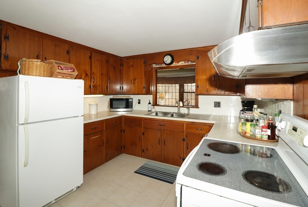 29 Whitewood Road Milford, MA 01757 - Photo 7 of 40 Gallery Image 7