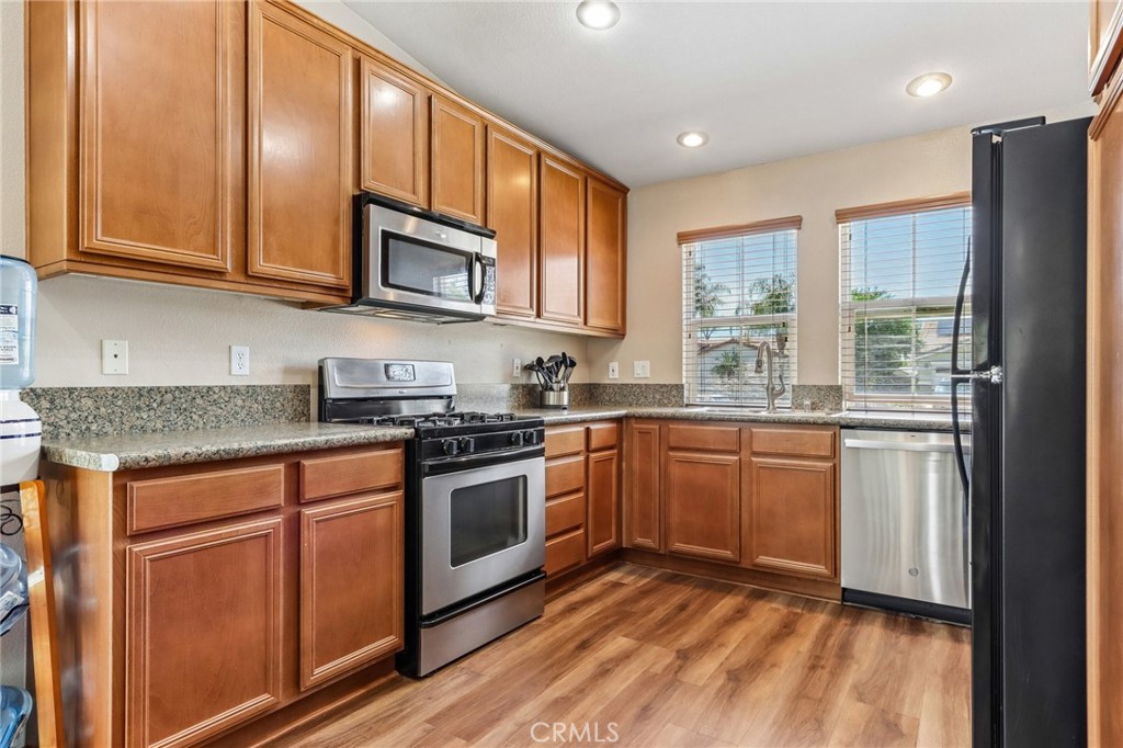 988 Roxanne Drive Hemet, CA 92543 - Photo 12 of 43
