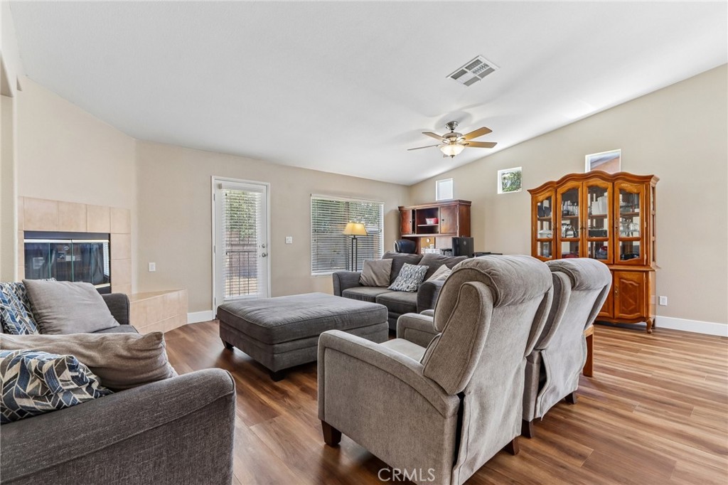 988 Roxanne Drive Hemet, CA 92543 - Photo 4 of 43