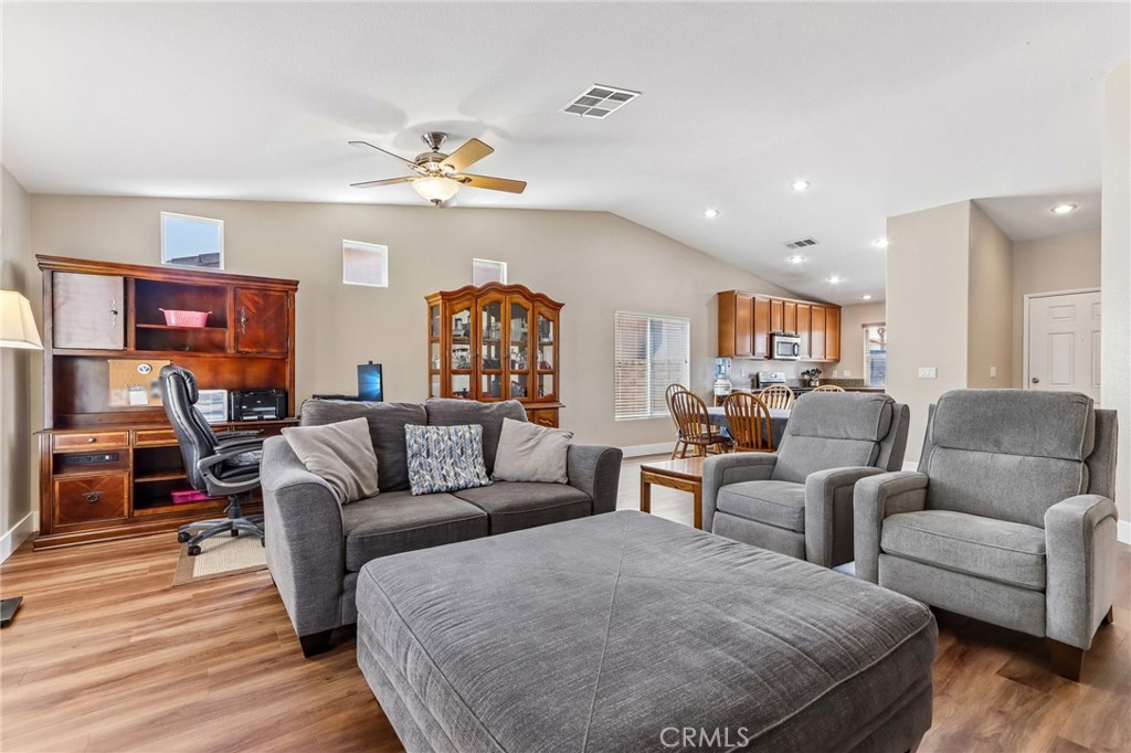 988 Roxanne Drive Hemet, CA 92543 - Photo 5 of 43