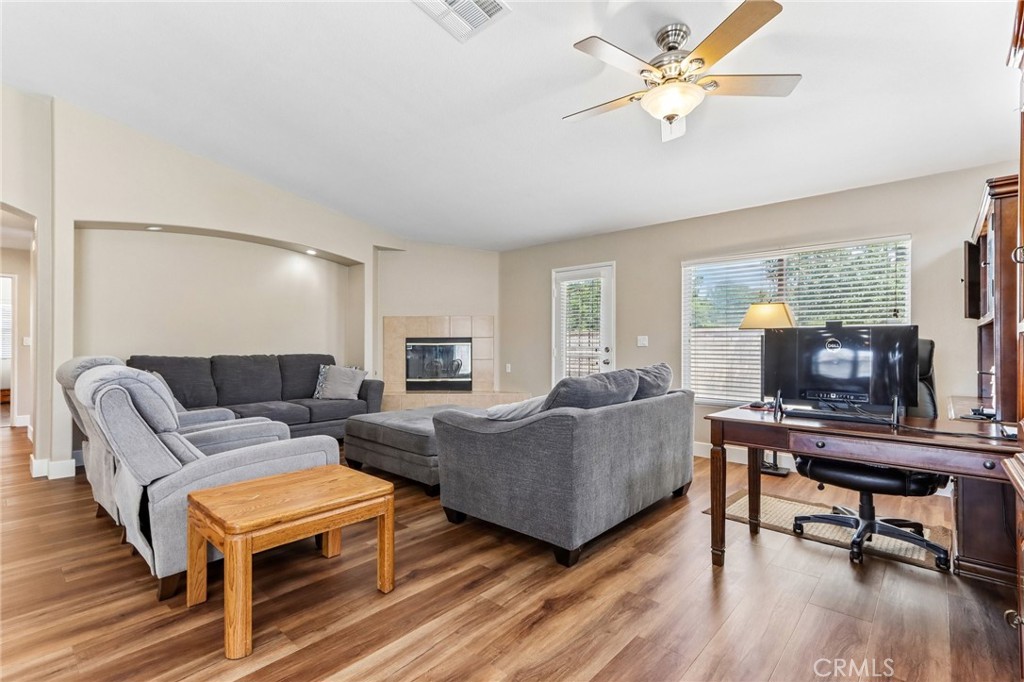 988 Roxanne Drive Hemet, CA 92543 - Photo 7 of 43