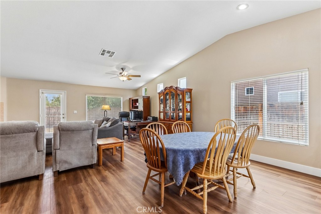 988 Roxanne Drive Hemet, CA 92543 - Photo 8 of 43