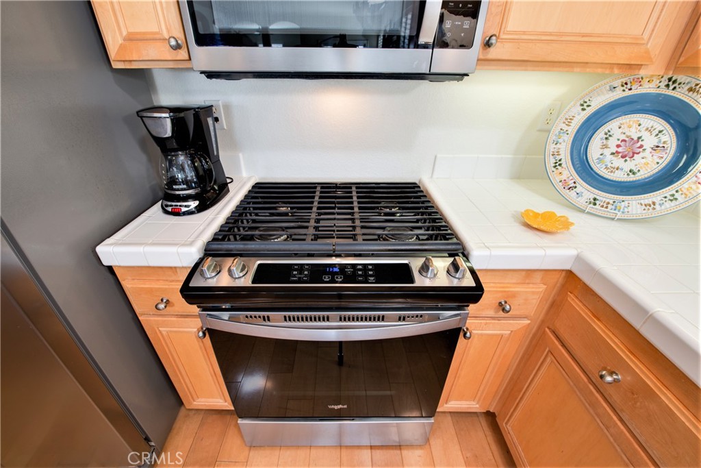 28517 Oasis View Circle Menifee, CA 92584 - Photo 10 of 66 a stove top oven sitting inside of a kitchen