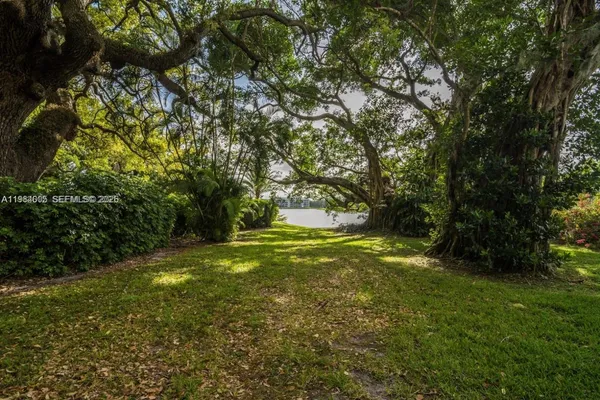 a view of yard with green space