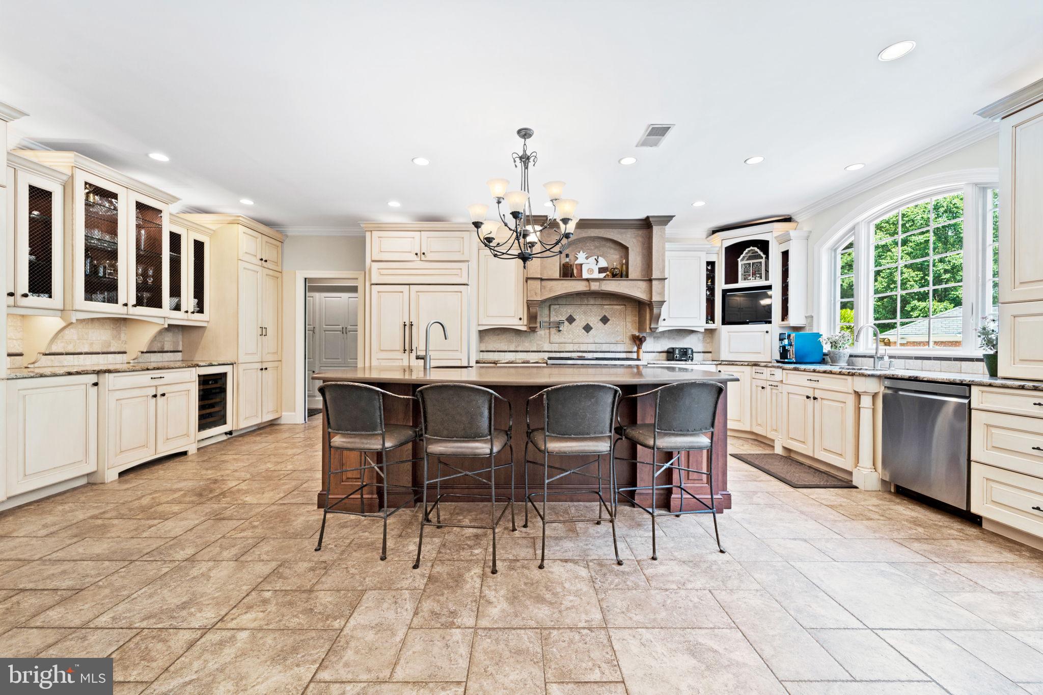 1211 Tottenham Court Reston, VA 20194 - Photo 15 of 80 Expansive kitchen
