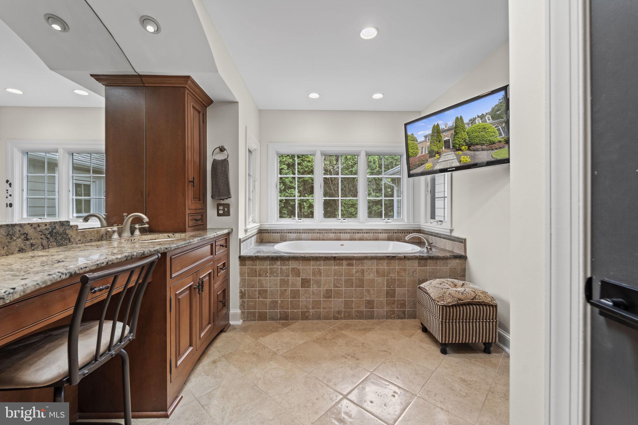 1211 Tottenham Court Reston, VA 20194 - Photo 35 of 80 Primary bath with soaking tub