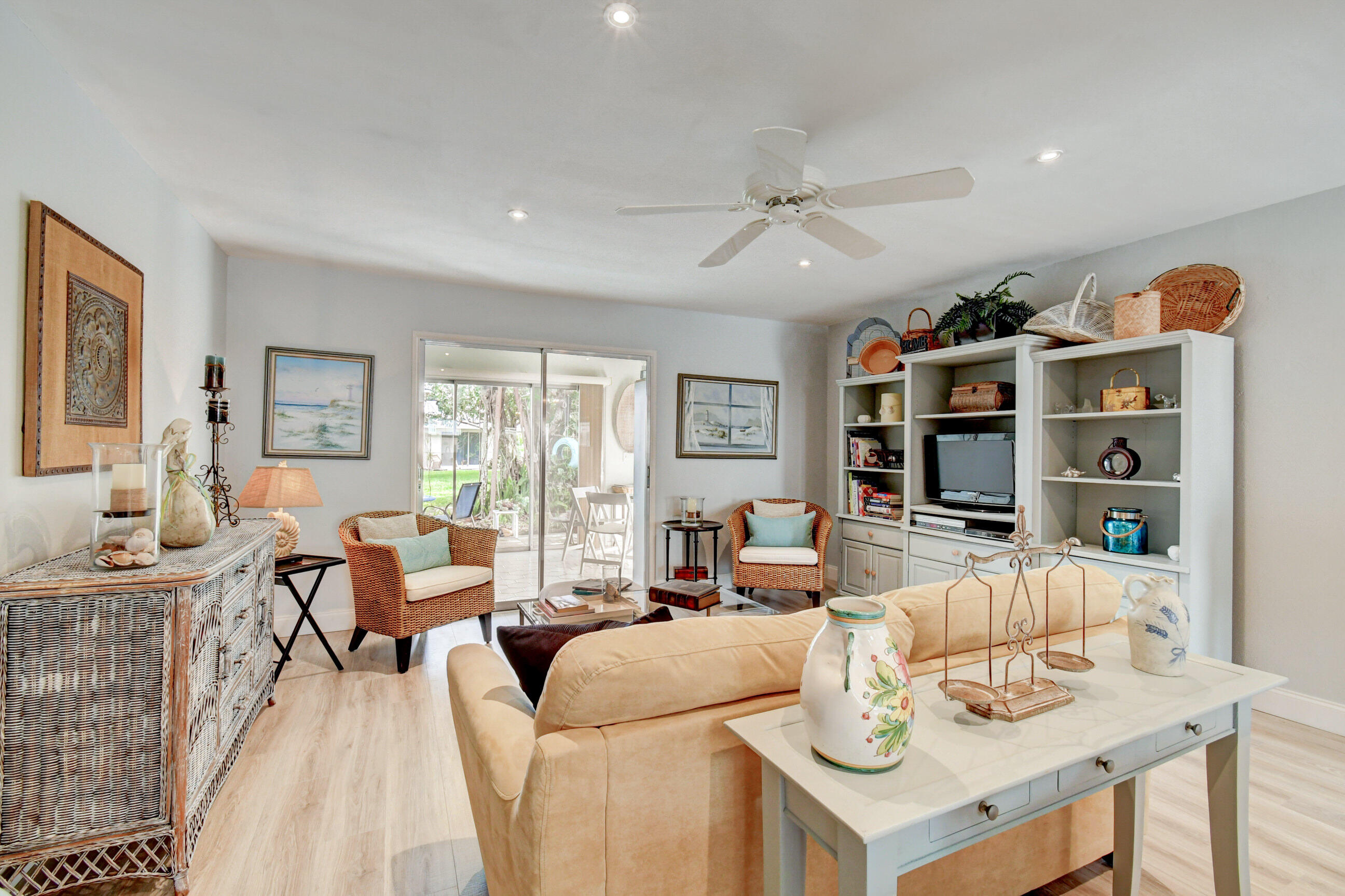 191 Cape Cod Circle Lake Worth, FL 33467 - Photo 14 of 40 Living Area