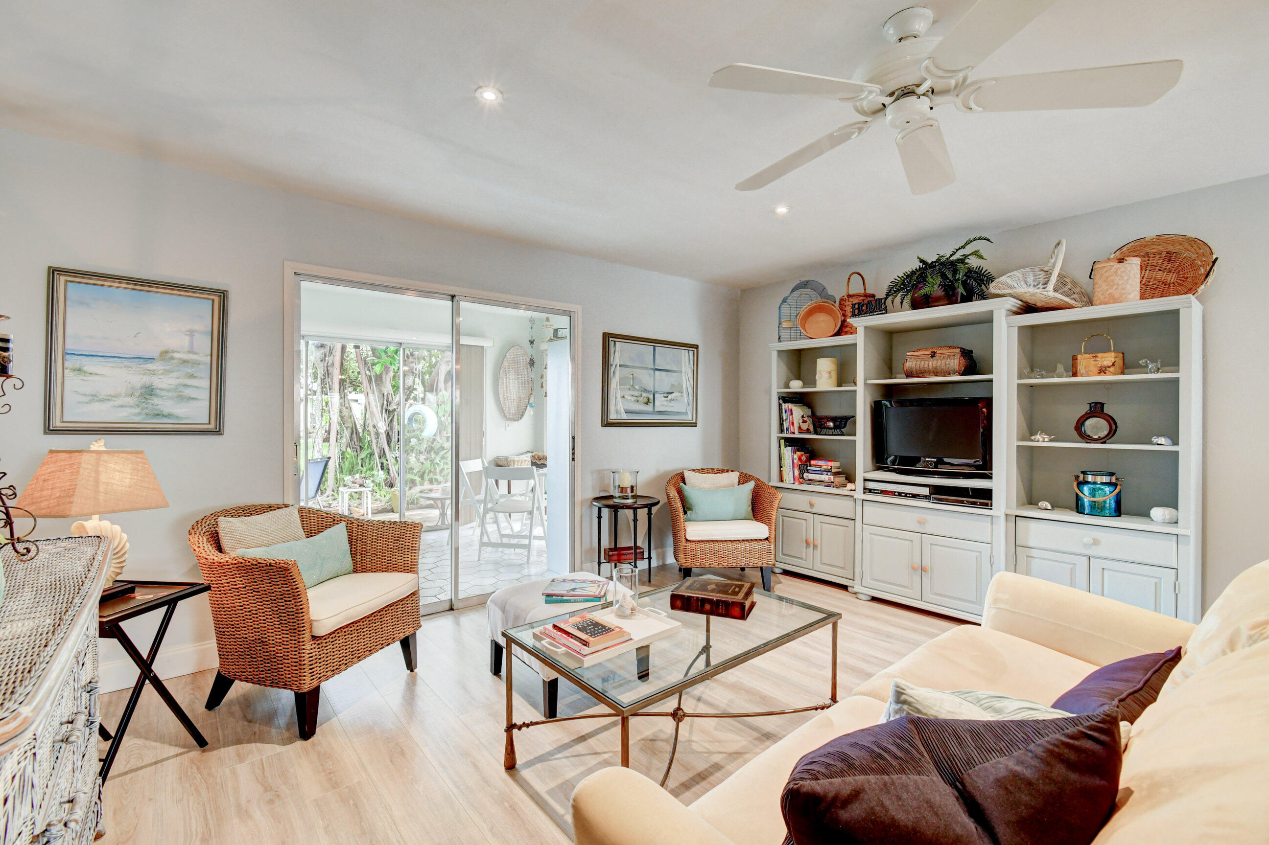 191 Cape Cod Circle Lake Worth, FL 33467 - Photo 15 of 40 Living Area