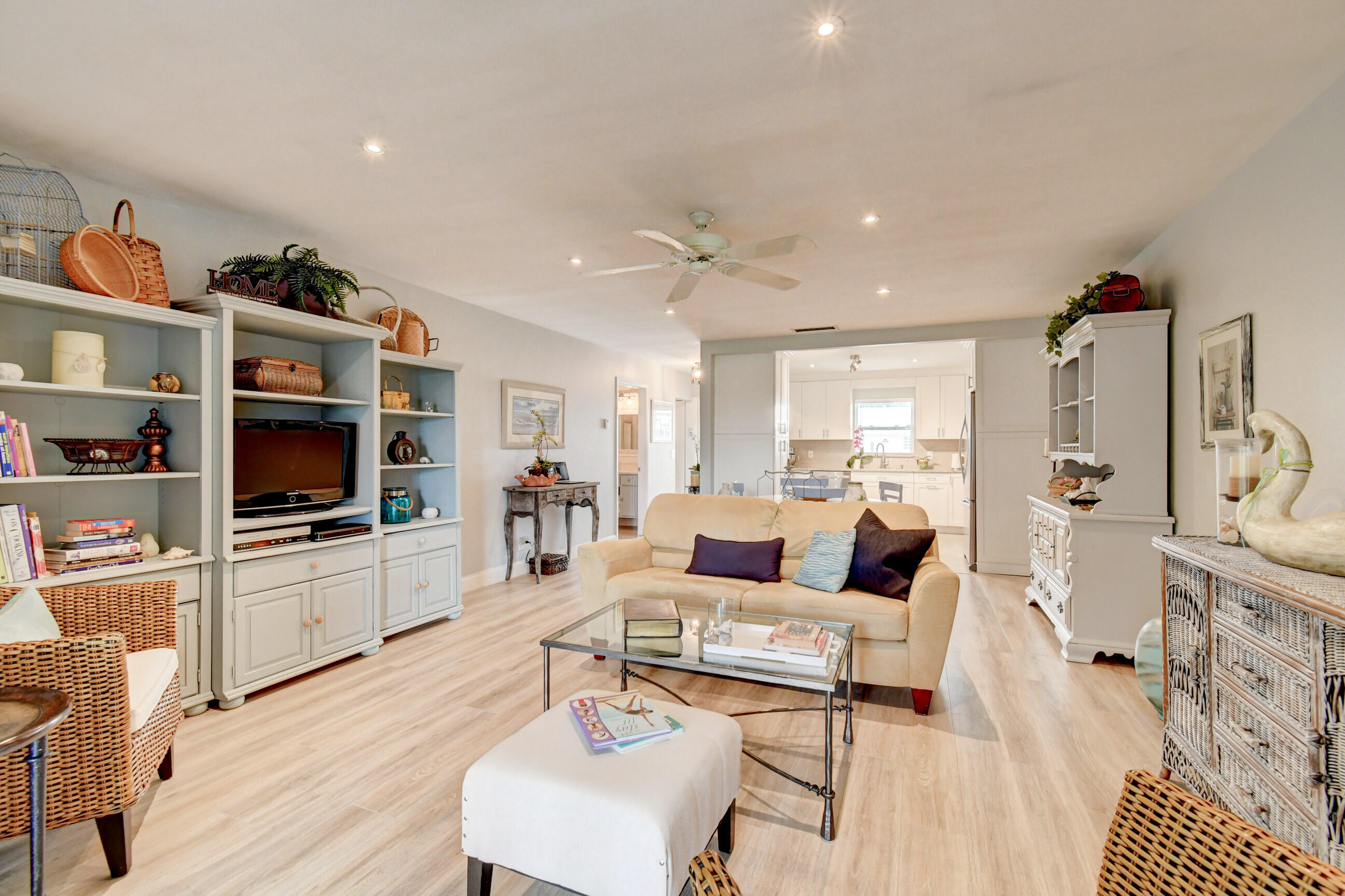 191 Cape Cod Circle Lake Worth, FL 33467 - Photo 16 of 40 Living Area