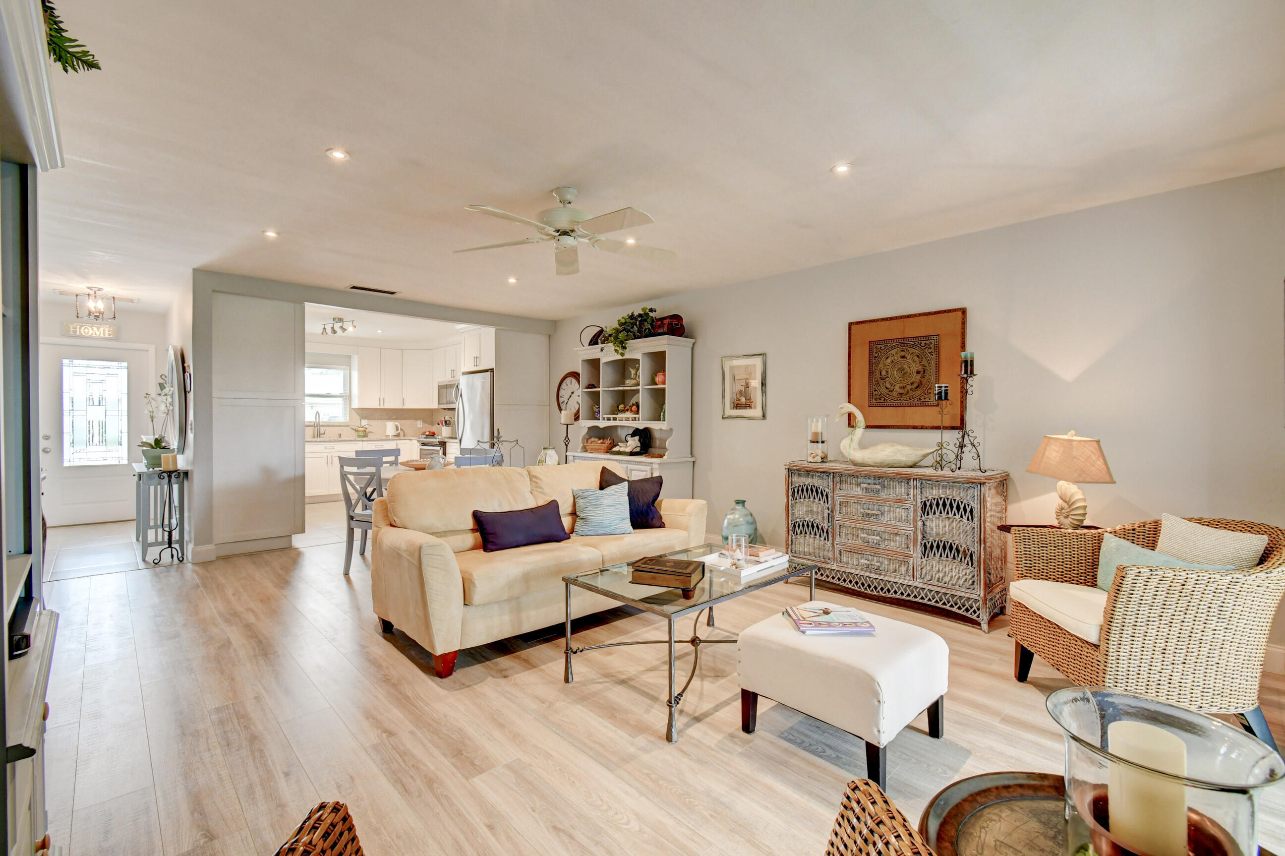 191 Cape Cod Circle Lake Worth, FL 33467 - Photo 18 of 40 Living Area