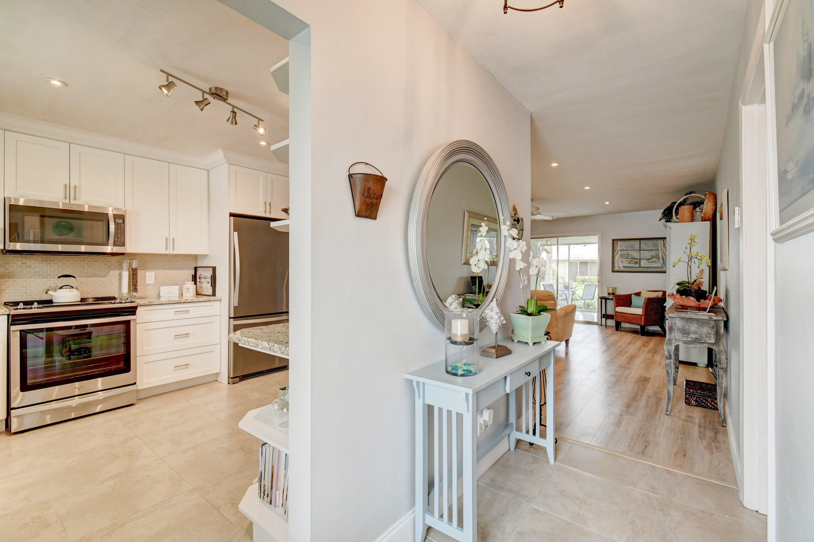 191 Cape Cod Circle Lake Worth, FL 33467 - Photo 4 of 40 Foyer