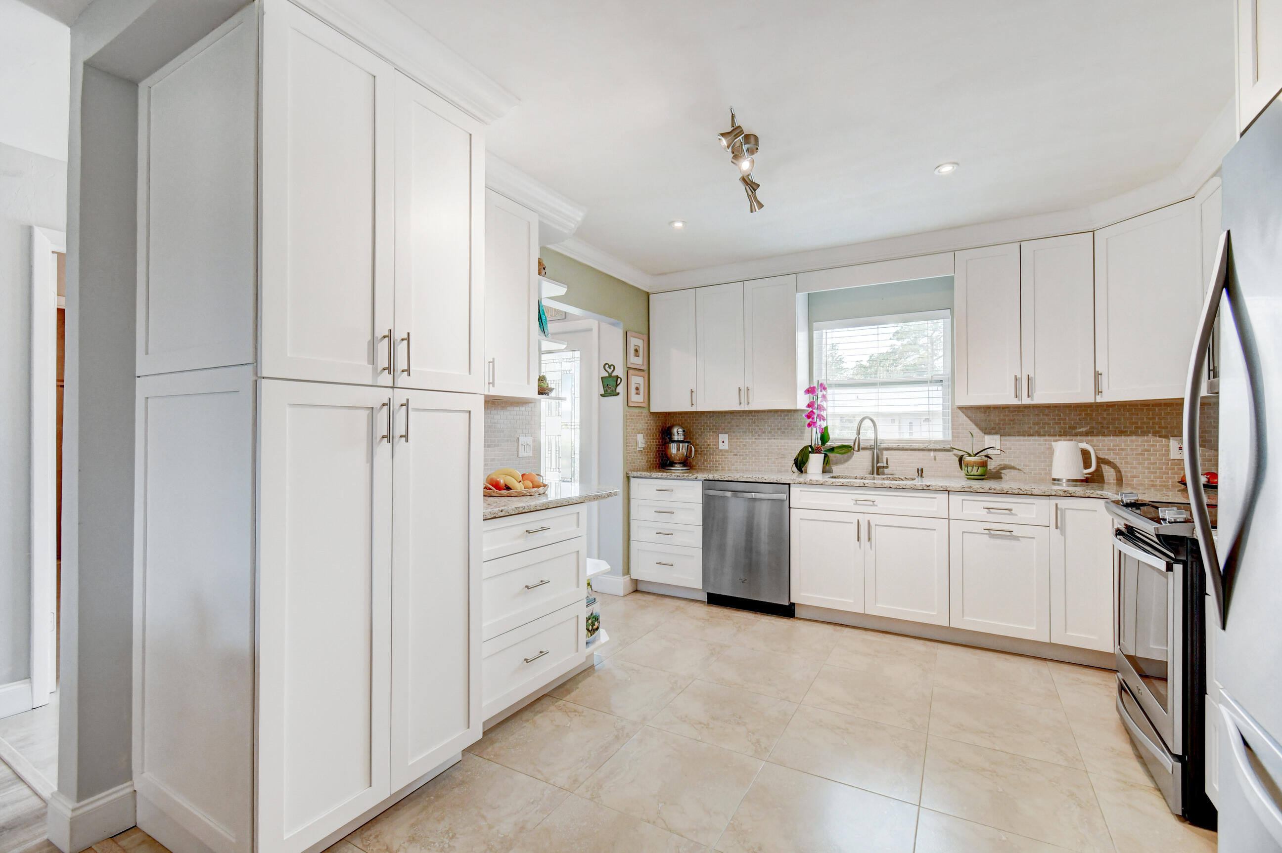 191 Cape Cod Circle Lake Worth, FL 33467 - Photo 5 of 40 Kitchen