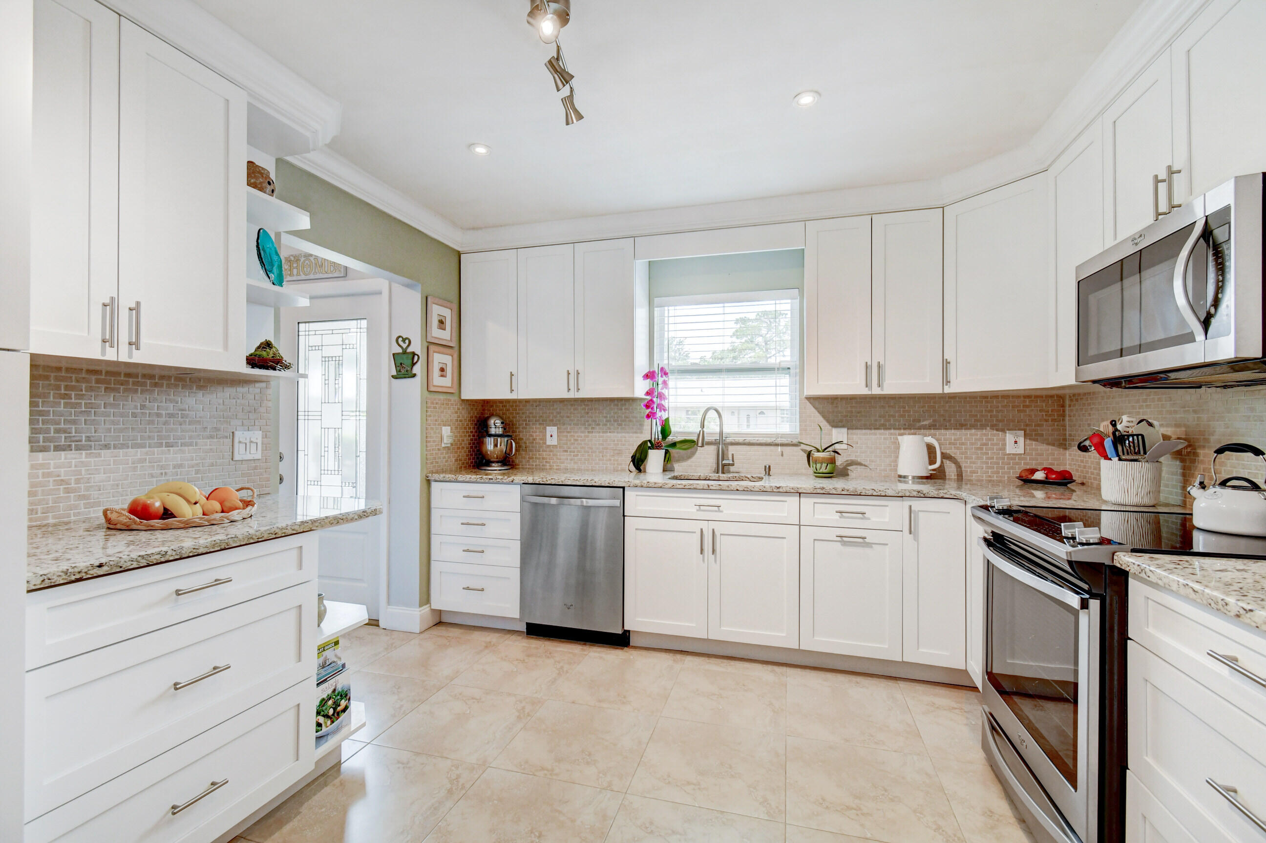 191 Cape Cod Circle Lake Worth, FL 33467 - Photo 6 of 40 Kitchen