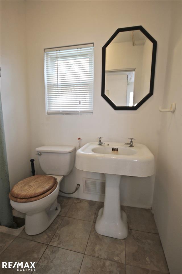 17312 Common Road Roseville, MI 48066 - Photo 9 of 26 31346421-8.JPG