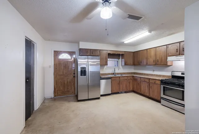 $197,000 | 1415 Longhorn Drive, Floresville, TX 78114