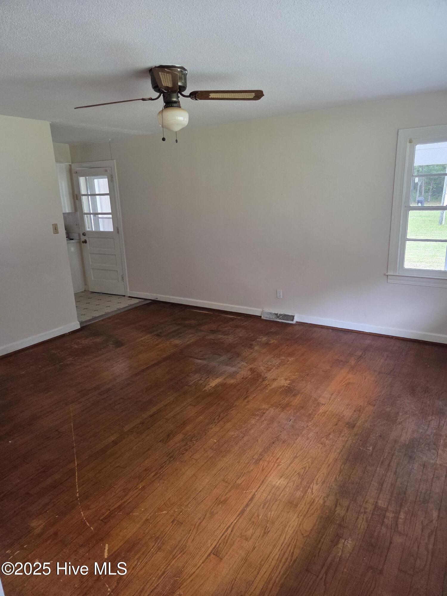 275 Sand Hill Road Dover, NC 28526 - Photo 4 of 20 Living Room