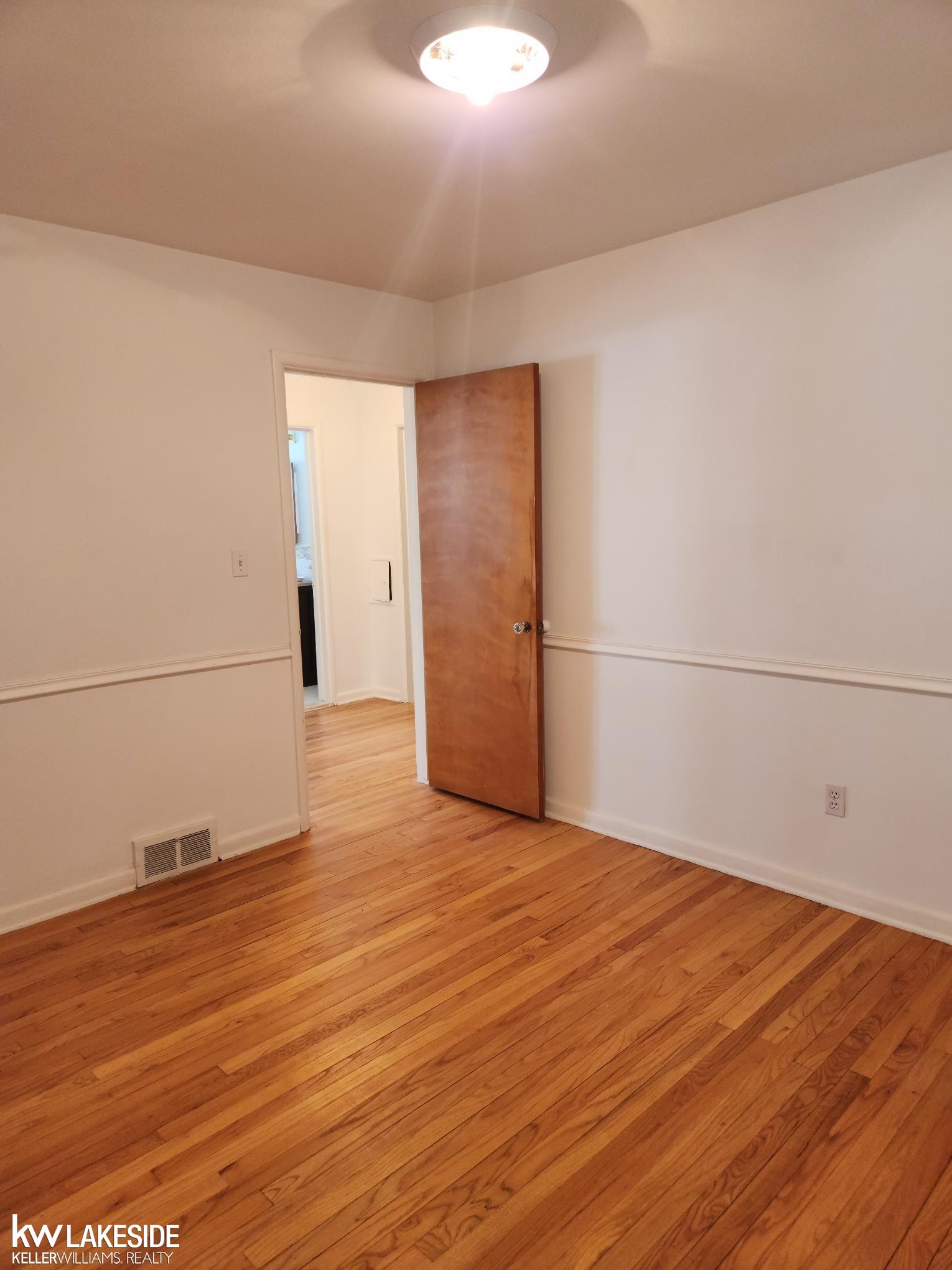 3649 Rockingham Road Royal Oak, MI 48073 - Photo 10 of 14 50102909-9.JPG
