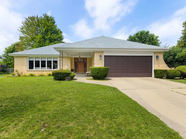 $750,000 | 730 Castlewood Lane, Deerfield, IL 60015