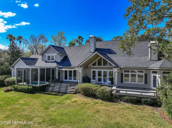 a view of a backyard