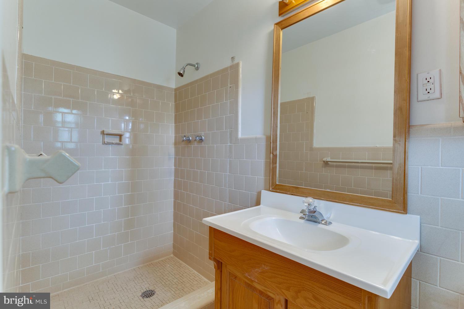 7114 Sea Cliff Road McLean, VA 22101 - Photo 15 of 30 Bath (Master)