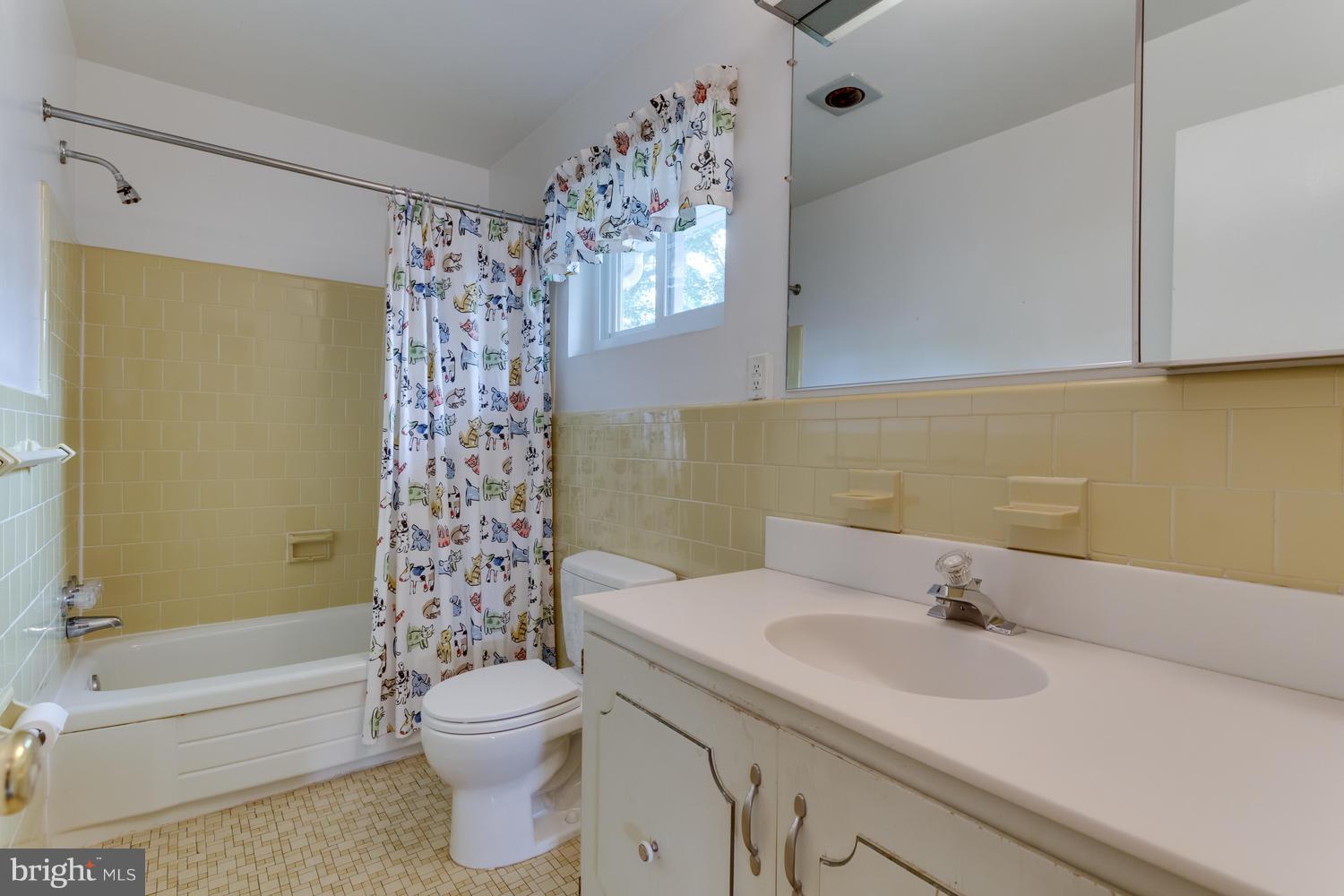 7114 Sea Cliff Road McLean, VA 22101 - Photo 18 of 30 Hall Bath