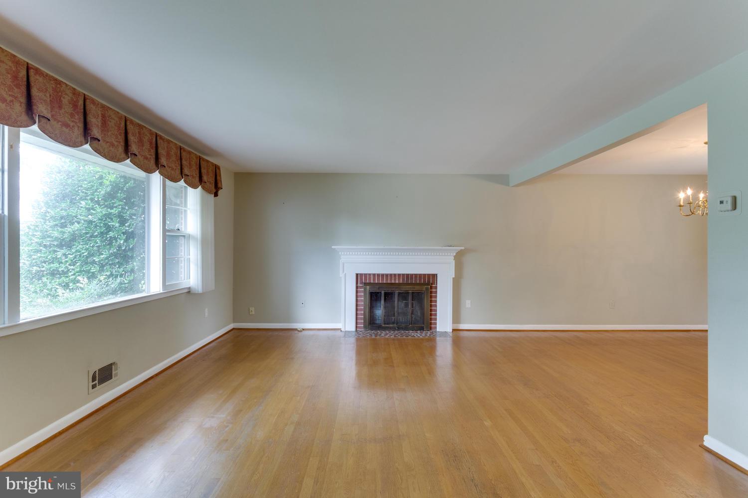 7114 Sea Cliff Road McLean, VA 22101 - Photo 3 of 30 Living Room