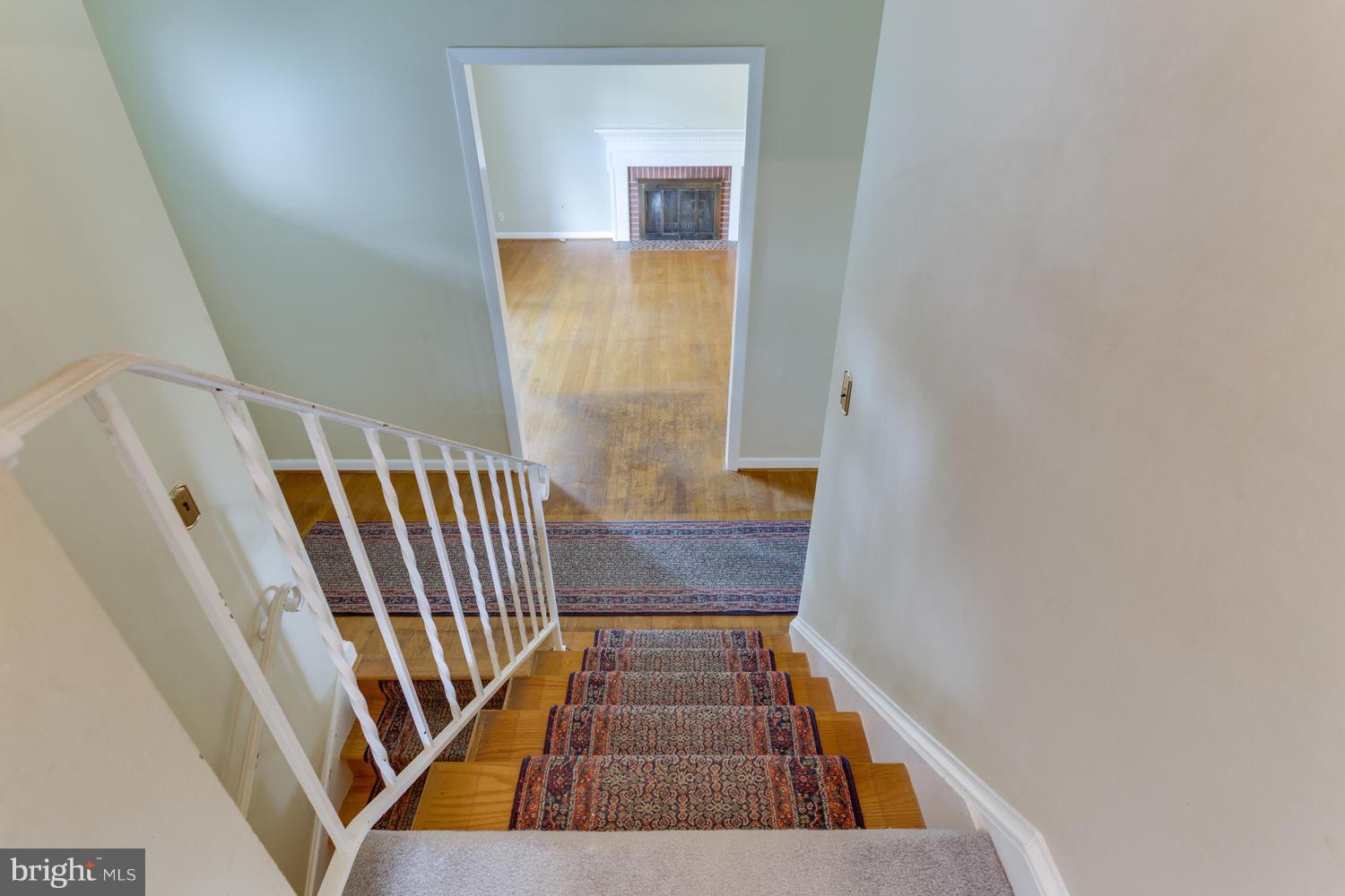 7114 Sea Cliff Road McLean, VA 22101 - Photo 10 of 30 Staircase