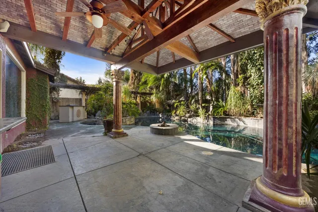 a view of an outdoor space