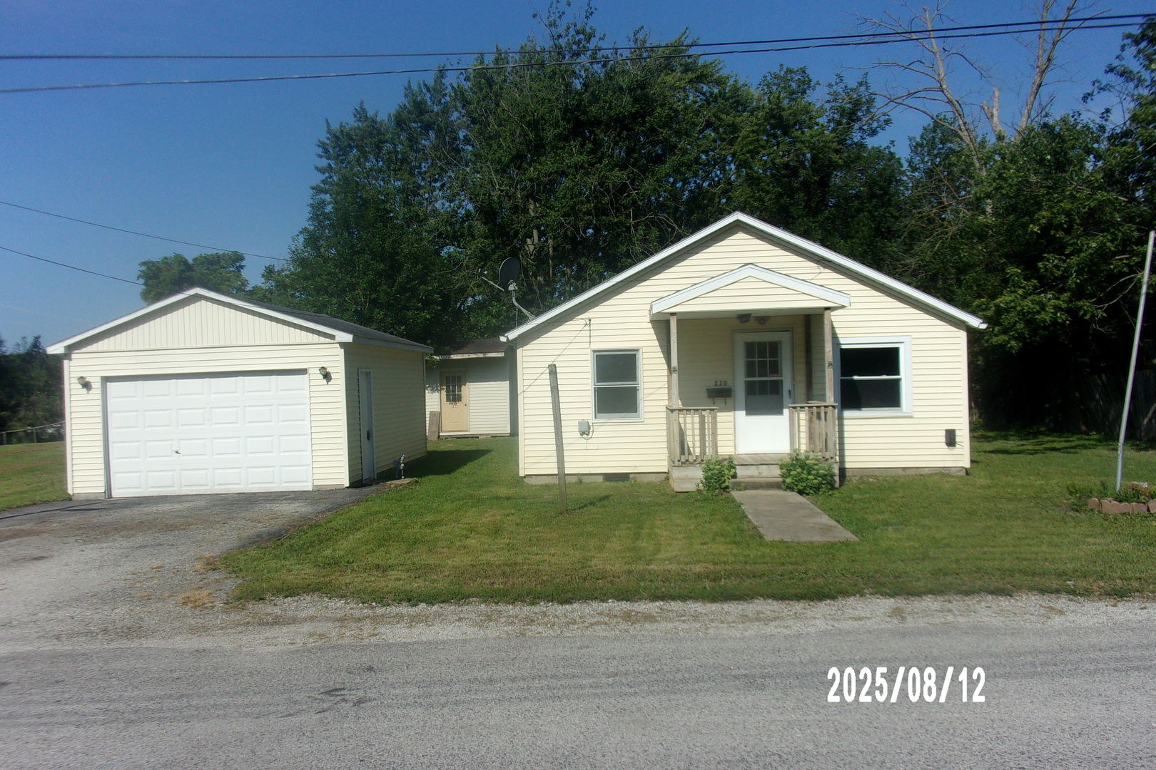 110 Mansfield Milford, IL 60953 - Photo 2 of 18