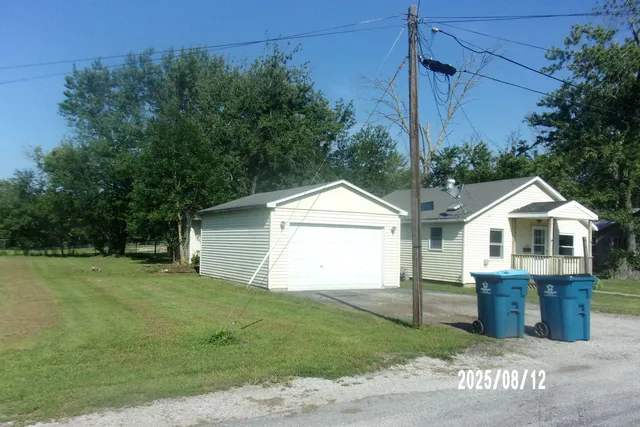 a view of a house with a backyard