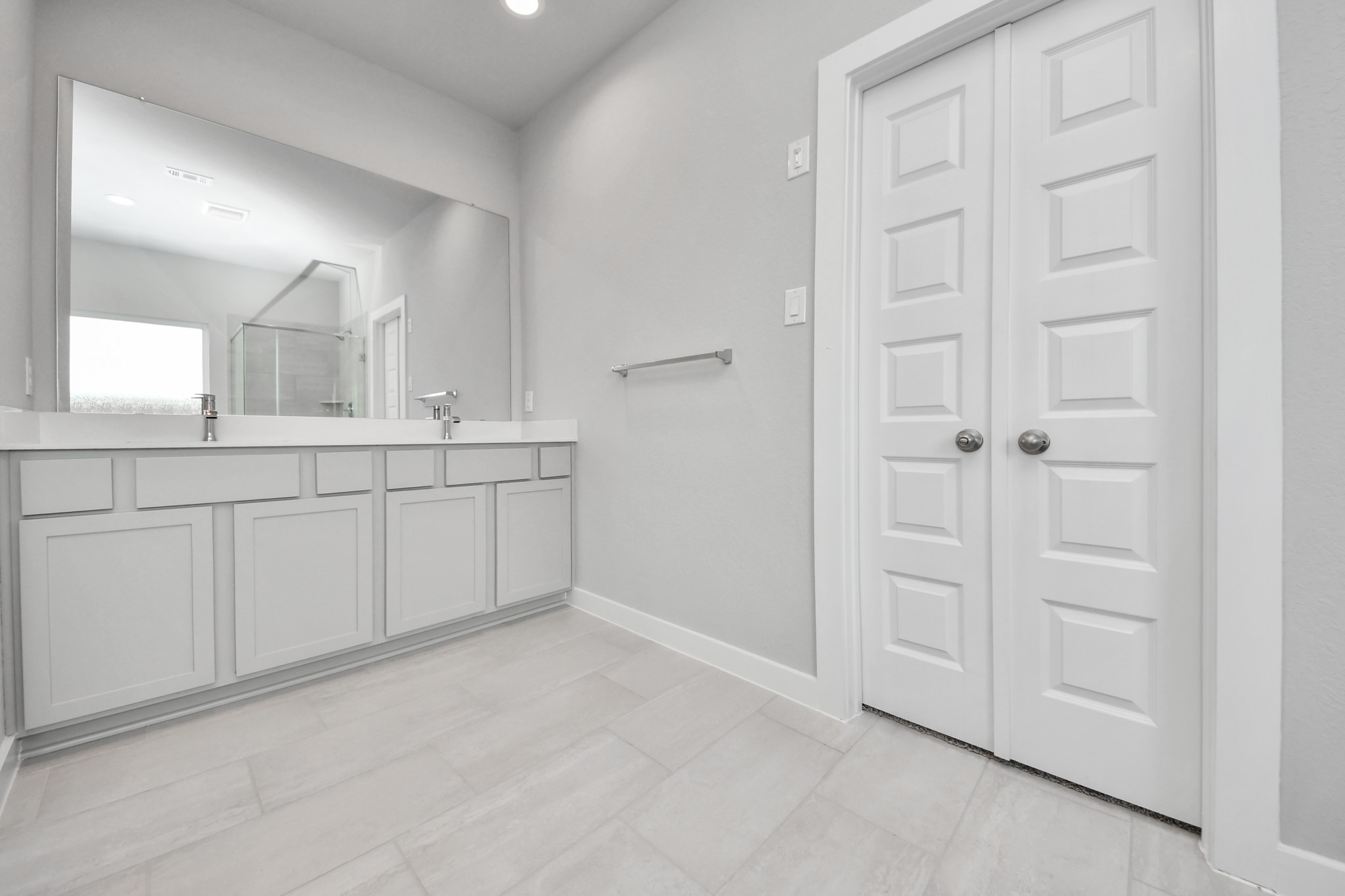 11122 Tulip Rdg Trail Houston, TX 77044 - Photo 23 of 34 a spacious bathroom with a sink and mirror
