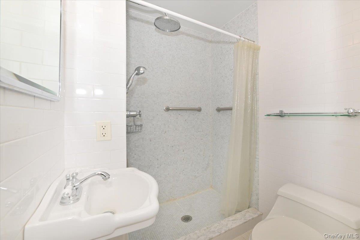160 Middle Neck Road, Unit 2G Great Neck, NY 11021 - Photo 33 of 41 a bathroom with a bathtub and a shower
