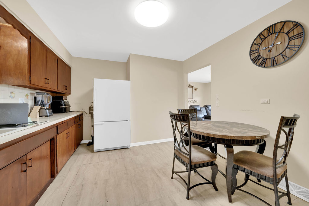 11400 South Ridgeland Avenue Worth, IL 60482 - Photo 8 of 24